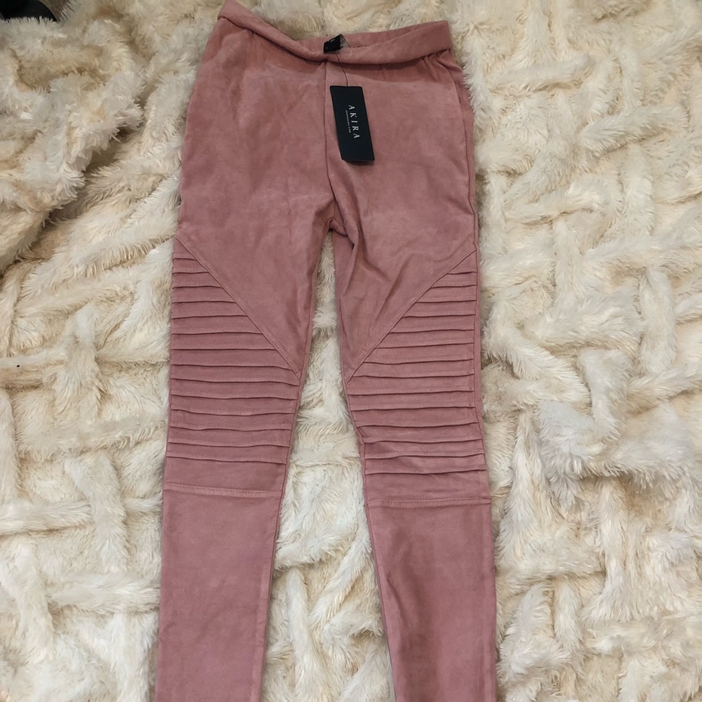 Beautiful Akita Chicago leggings.